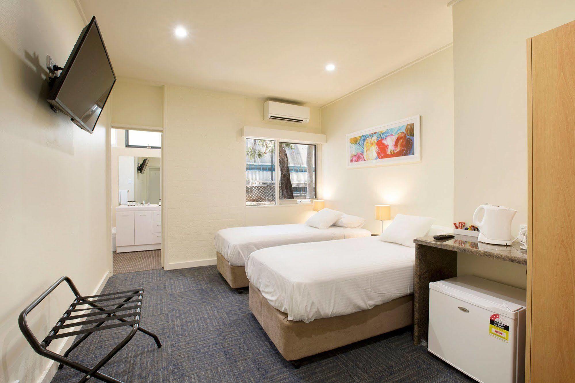 Nightcap At High Flyer Hotel Bankstown Exterior foto