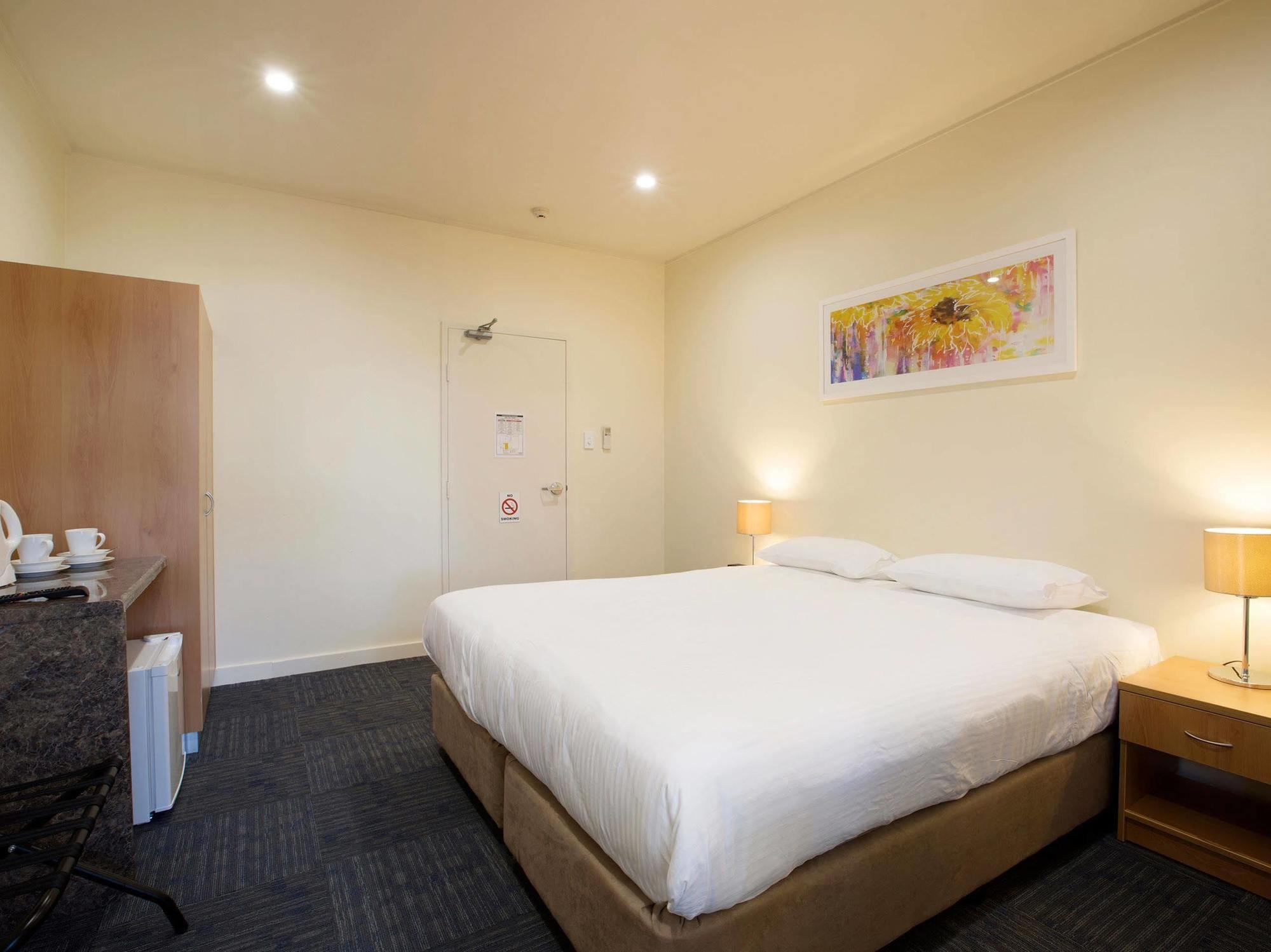 Nightcap At High Flyer Hotel Bankstown Exterior foto